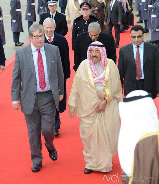 科威特国家元首埃米尔萨巴赫 艾哈迈德 贾比尔 萨巴赫出访英国，胡德子爵代表英国女王接机。